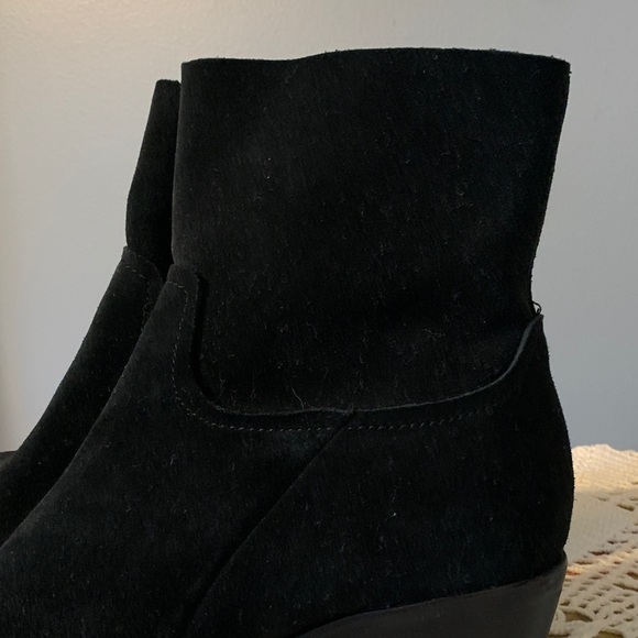 Ugg Size 8.5 Black Suede Ankle Boots Like New 2” Heel Side Zip Comfortable - Picture 2 of 9